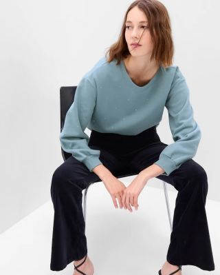 Dámská mikina s kamínky značky GAP Crop délka a rovný střih S fleece na vnitřní straně Výstřih ke krku Dlouhé spadlé...