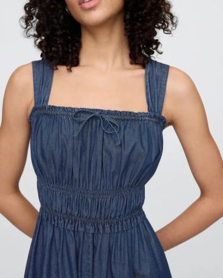 Stylové midi šaty z lehké džínoviny bez elastanu spojují pohodlí a ženskou eleganci. Mají široká ramínka a čtvercový...