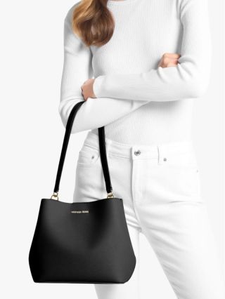 Přizpůsobte svůj outfit moderním trendům s kbelíkovou koženou taškou značky Michael Kors, model 35S4G3FS2I, barva black...